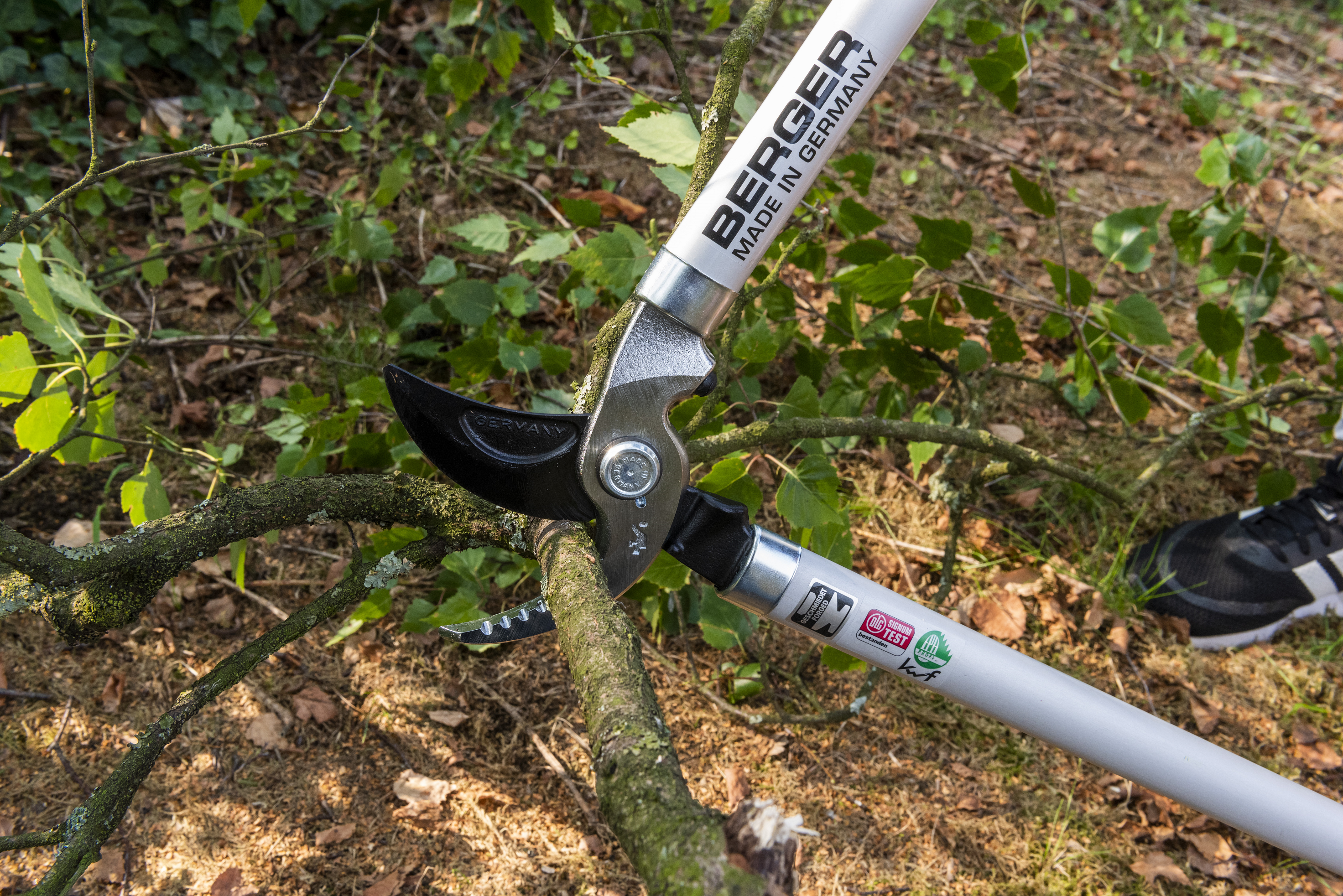 Astschere Bypass Klassik 750 mm schneidet einen Ast im Garten